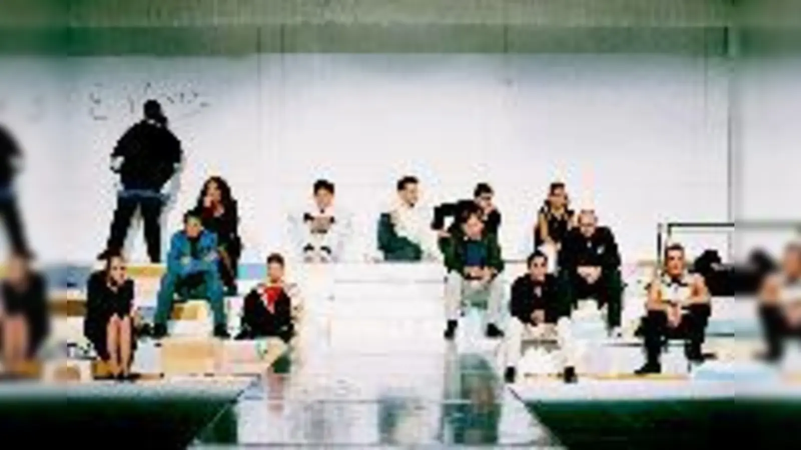 Buntgewürfeltes Ensemble: Die Bunnyhill-Truppe auf ihrer Bühne.	 (Foto: Kammerspiele / Pohlmann)