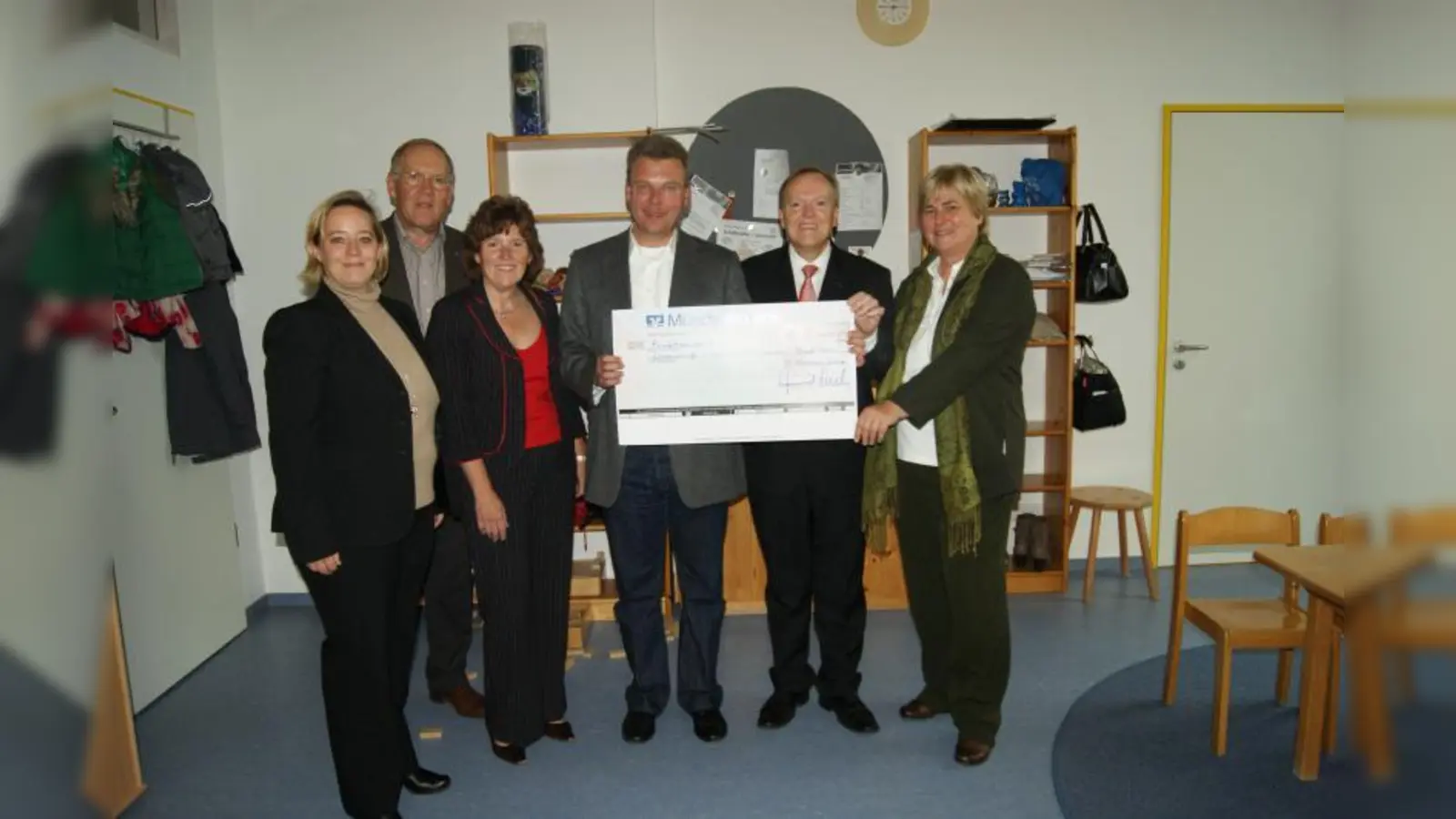 Rudolf Bruckmaier (r), Direktor Bereich Regionalmarkt der Münchner Bank, überreicht Franz Gulder (mitte), Geschäftsführer der Lebenshilfe Bad Tölz-Wolfratshausen, die Spende im Wert von 2.000 Euro. (Foto: pi)