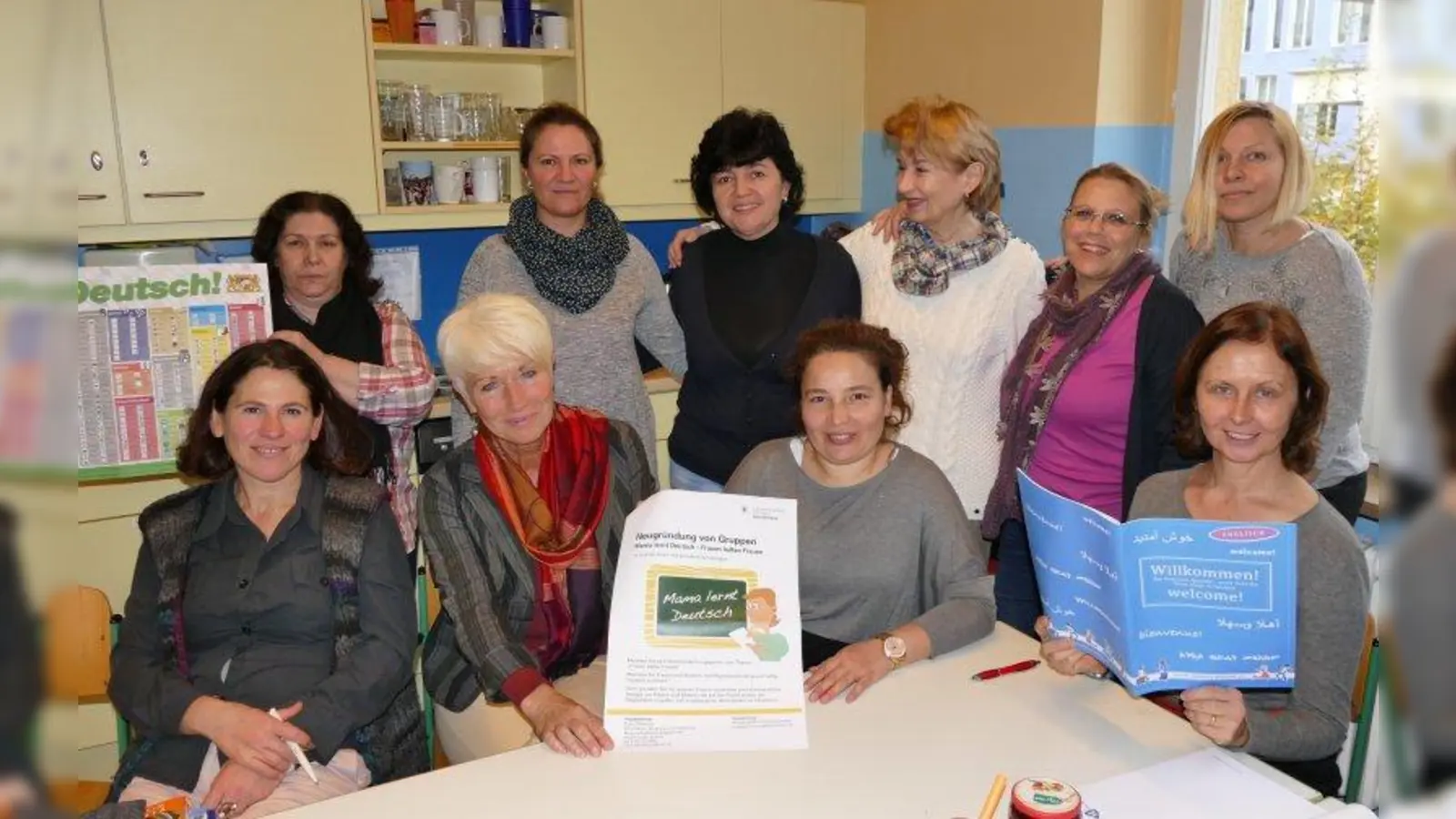 Semire Gülüm-Sahin (vorne links) von der IG Feuerwache und Projektleiterin Erika Überreiter (vorne, 2. von links) mit der „Mama lernt Deutsch”-Gruppe von 2016. Für den neuen Kurs werden dringend ehrenamtliche Helferinnen gesucht. (Foto: ds (Archiv))