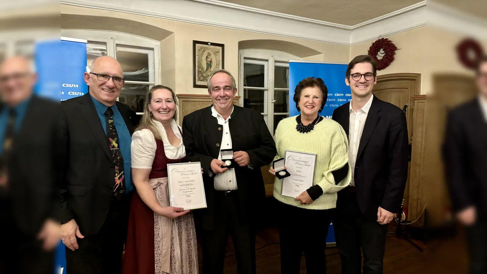 Freude bei der Verleihung der Obermenzinger „Würmtaler“ für 2021, 2022 und 2023. Frieder Vogelsgesang (l.) und Stephan Pilsinger (r.) übergaben die Ehrung an Beate und Georg Angermair und Christa Stock (v.l.).  (Foto: Ulrike Seiffert)