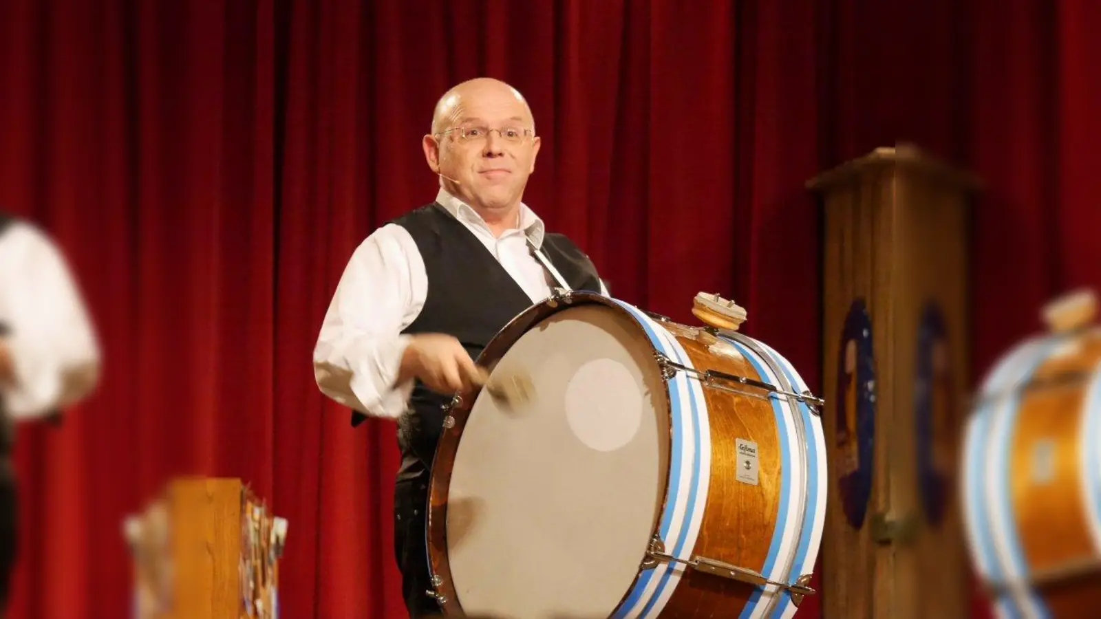 Jürgen Kirner ist Moderator der BR Brettl-Spitzen und Gründer und Frontmann der Couplet AG, einer der bekanntesten und erfolgreichsten Musikkabarettgruppen in Bayern. (Foto: Jürgen Kirner)