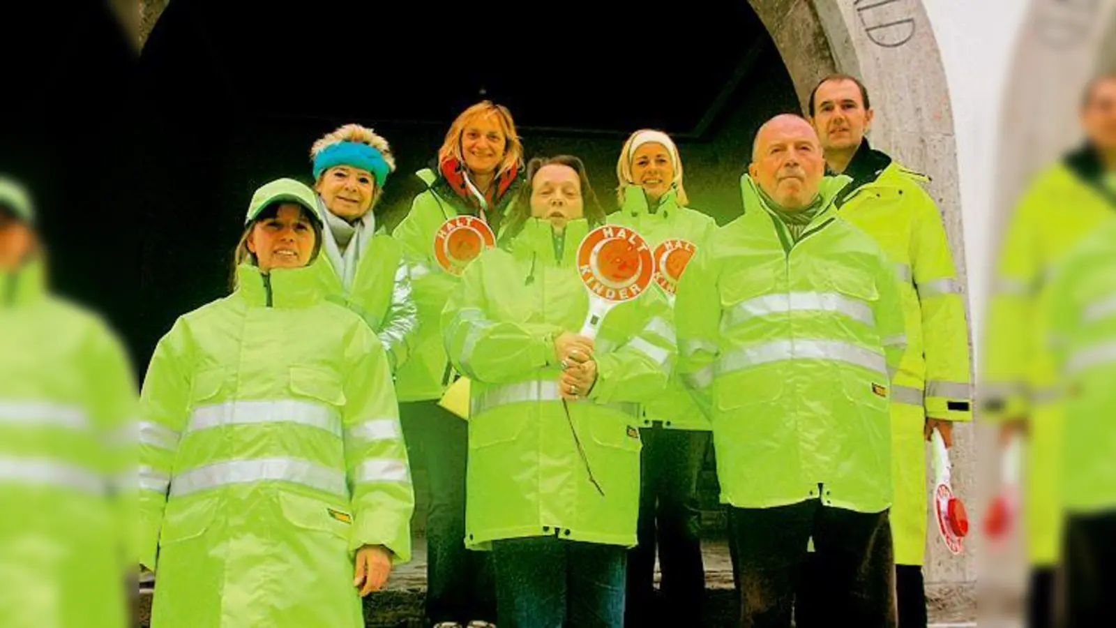 Die Schulweghelfer (v. l.): Antje Wagner, Marlies Richter, Christiane Lindbüchl, Christl Kern, Angela Gabriel, Gerhard Wagner und Peter Okroy freuen sich auf weitere Mitstreiter.   (Foto: Privat)