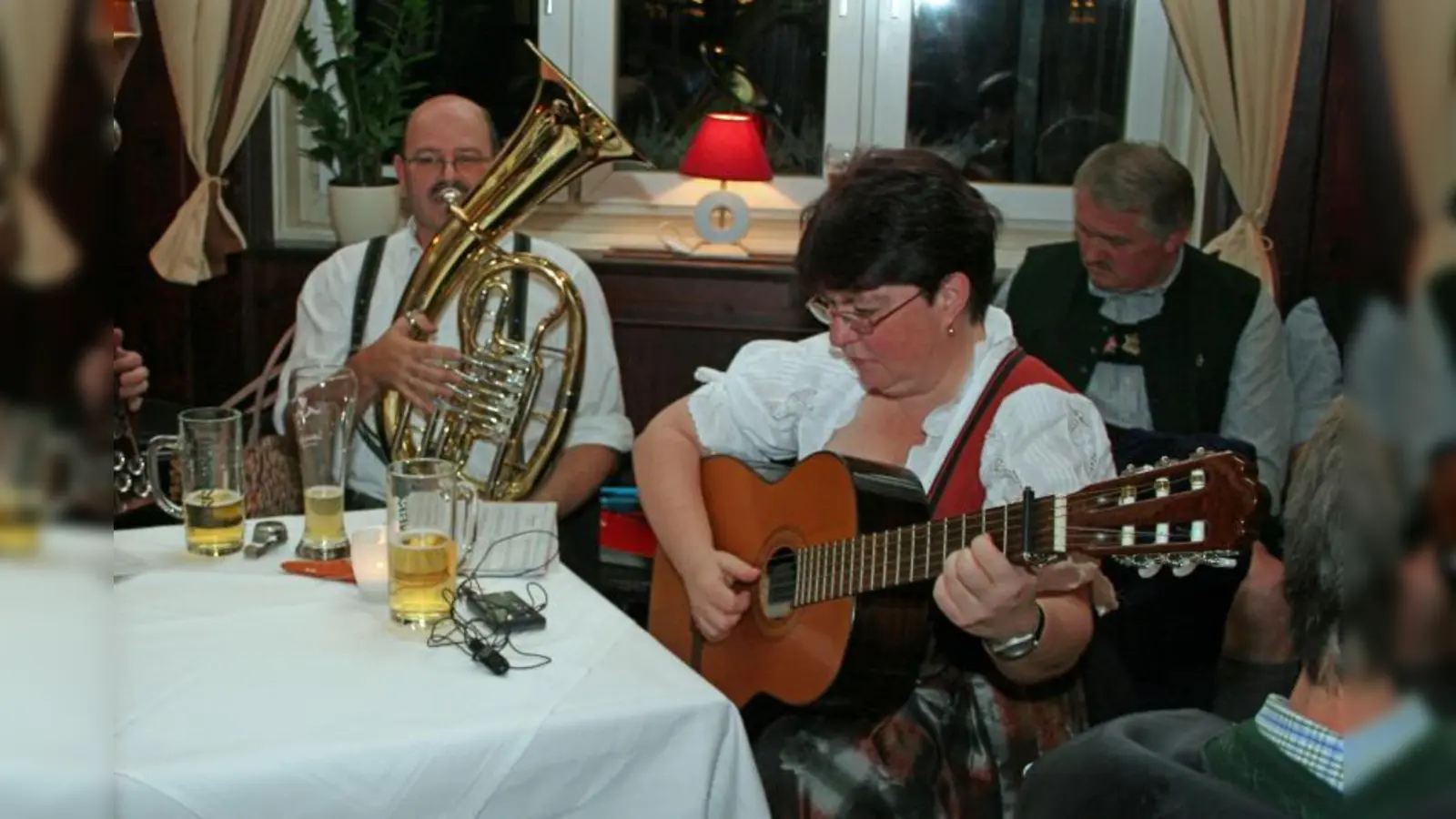 Den musikalischen Auftakt des ersten Kraillinger Herbsthoagartns machte die Brückelmeier Tanzlmusi mit einem Marsch. (Foto: pi)