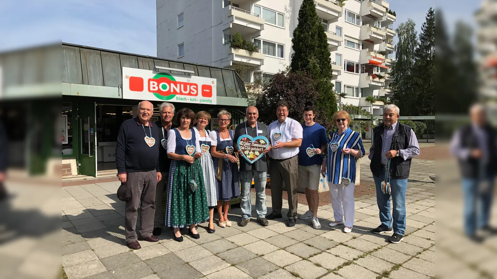 Zum 10. Geburtstag des Bonus-Marktes in Ottobrunn verteilte die CSU Ottobrunn Lebkuchenherzen an die Einkäufer.  (Foto: Privat)