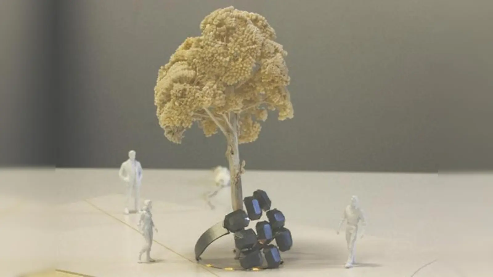 »Für Euch« heißt das Gedenk-Ensemble, das Elke Härtel entworfen hat. Aus einem Ring heraus wächst der Ginkgo-Baum, auf den Steinen des Rings werden Abbildungen der neun Amoklaufopfer angebracht.	 (Foto: Kulturreferat)