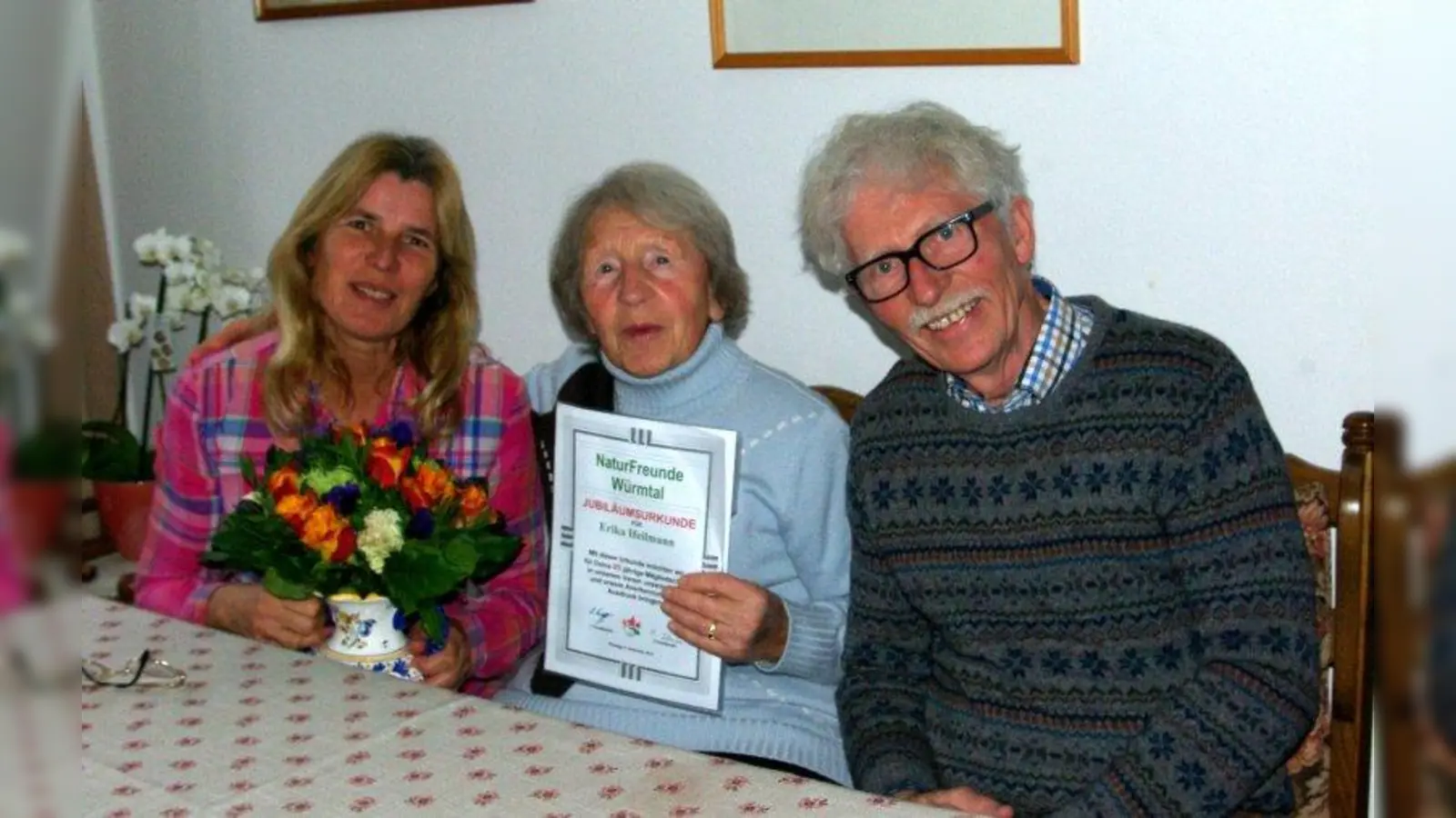 Glückwunsch an Erika Heilmann (Mitte) für beachtliche 65 Jahre Mitgliedschaft bei den NaturFreunden: Martina Irlbacher und Roman Brugger vom Vorstand gratulierten. (Foto: Naturfreunde e.V.)