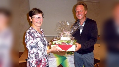 KLB-Vorsitzende Maria Galleneder überreicht Christof Langer einen Geschenkkorb mit Lebensmitteln aus dem »Ebersberger Land«. 	 (Foto: KLB Baiern/Glonn)