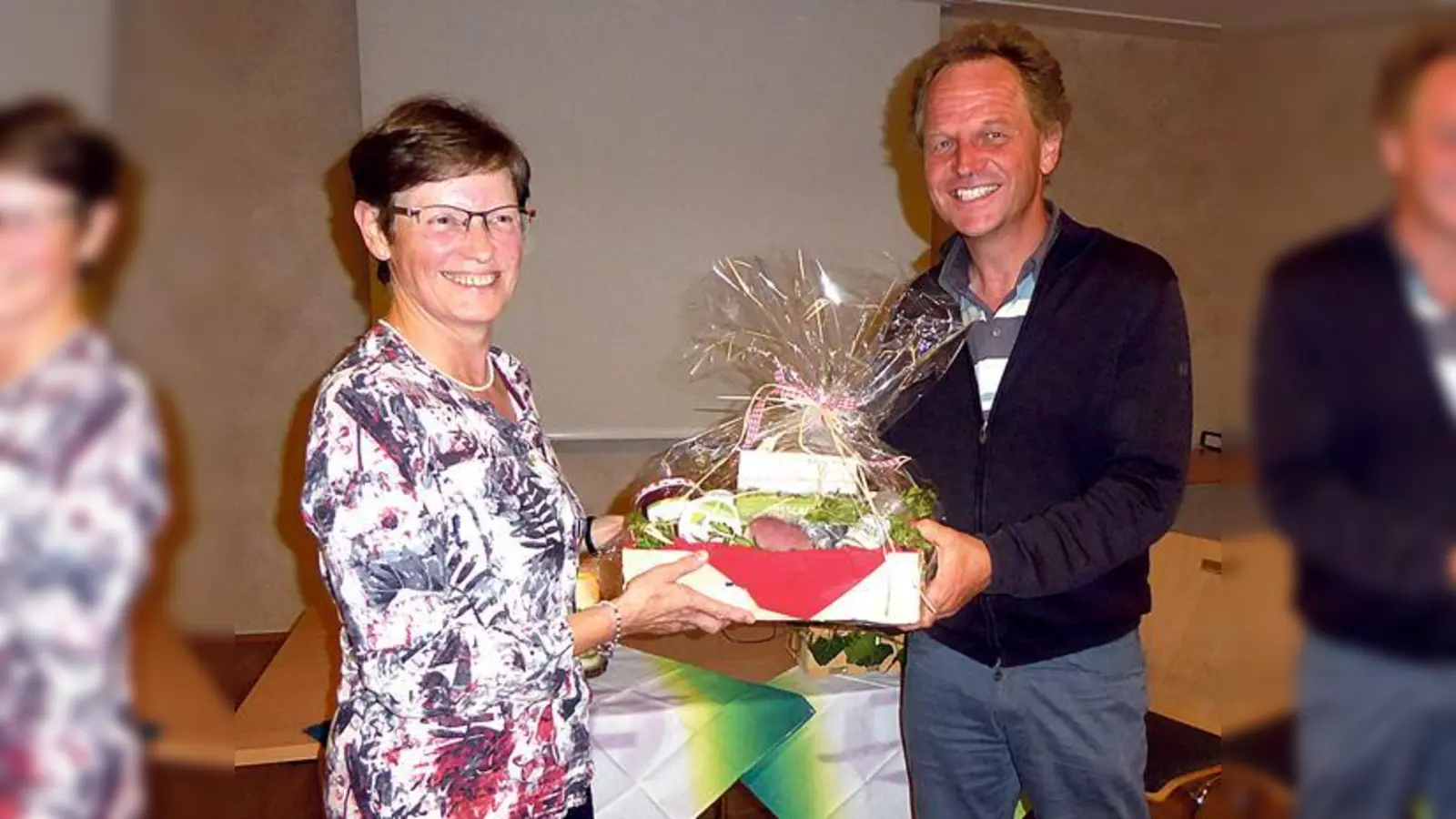 KLB-Vorsitzende Maria Galleneder überreicht Christof Langer einen Geschenkkorb mit Lebensmitteln aus dem »Ebersberger Land«. 	 (Foto: KLB Baiern/Glonn)