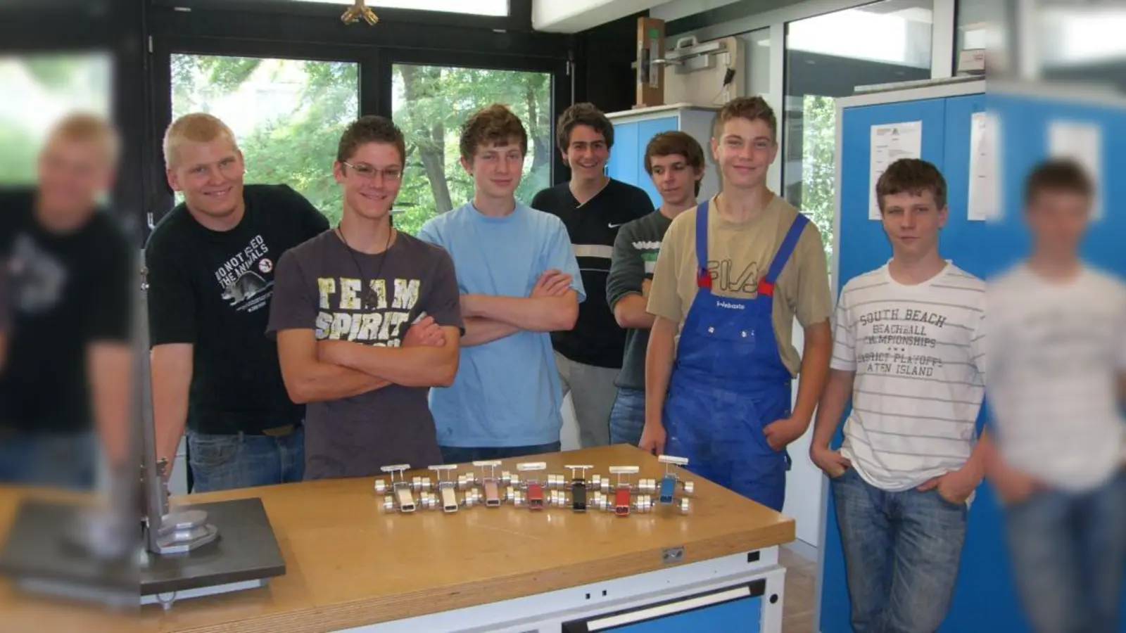 Mit großem Eifer und Geschick haben Teilnehmer der Ferienwerkstatt ein kleines Rennauto aus Metall angefertigt.