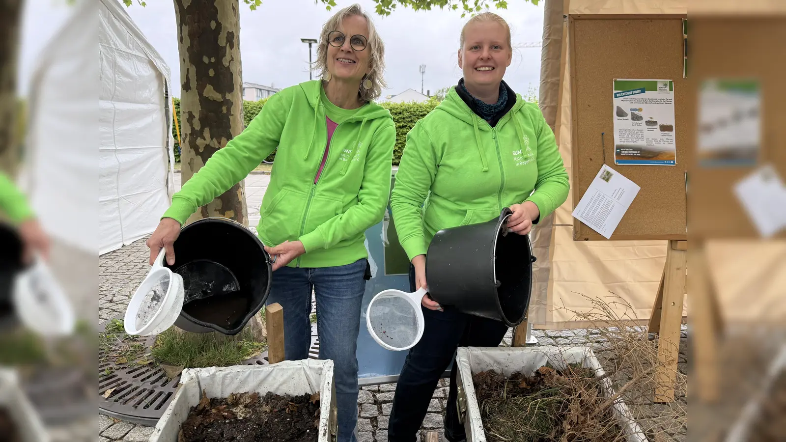Birgit Geurden (l.) und Annemarie Rutkowski zeigen ein Experiment für Bodenerosion (Foto: pst)