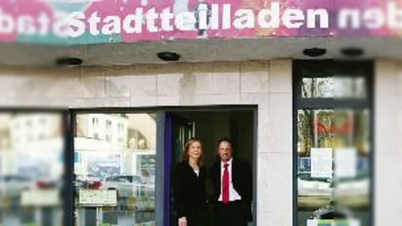Der Stadtteilladen Giesing lobt einen Fotowettbewerb aus: Quartiersmanagerin Ulrike Lierow und Sven Beckmann, Geschäftsleiter von Hertie Giesing, freuen sich auf viele schöne Einsendungen.	 (Foto: ak)