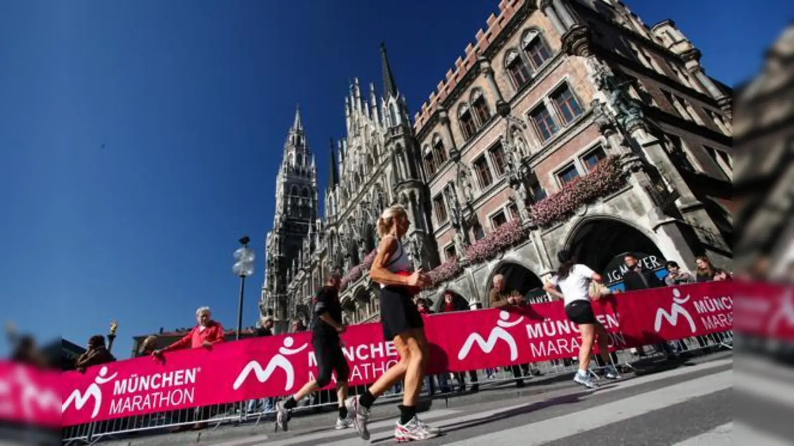 Der München Marathon führt am Sonntag auch am Marienplatz vorbei.  (Foto: Norbert Wilhelmi)