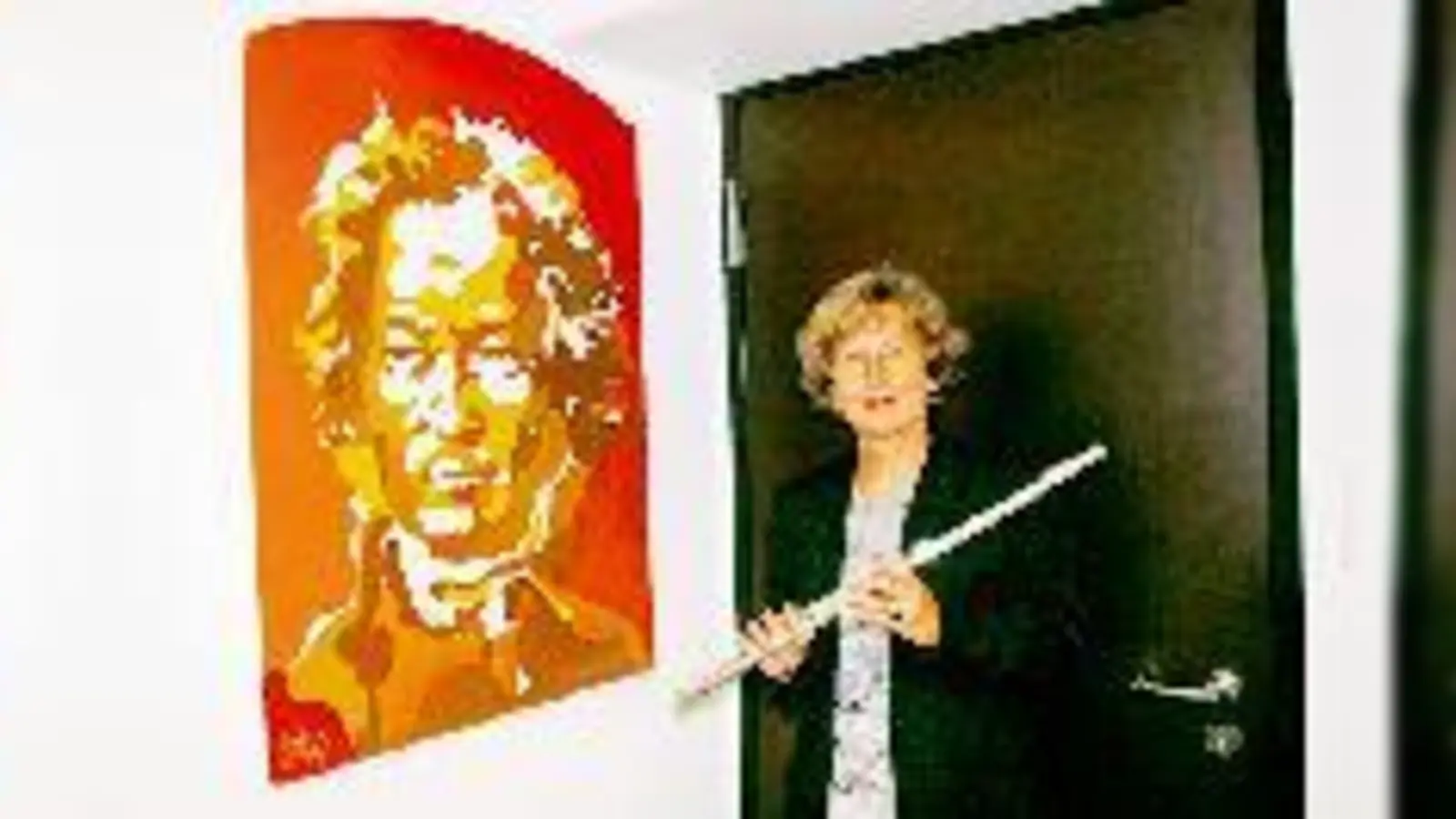 Eva Szameitat mit Zweien, die es ihr angetan haben: ihre Querflöte und der Komponist Ludwig van Beethoven, der sie so an ihrem Arbeitsplatz im Kulturzentrum Gasteig beobachtet.	 (Foto: cr)