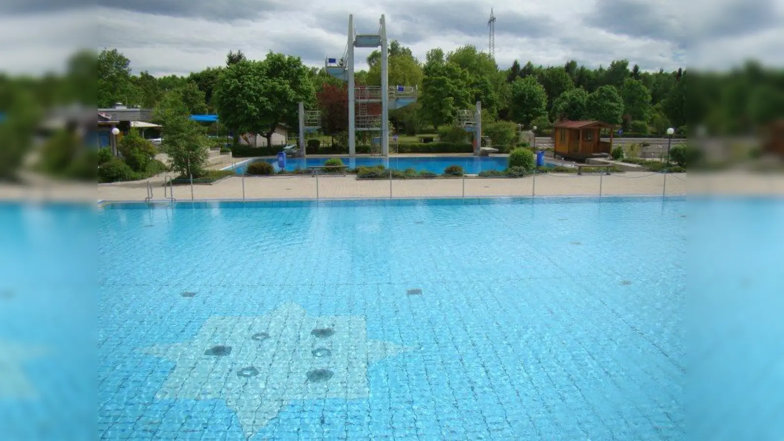 Auf diesem Foto ist das Germeringer Freibad leer, aber wenn die 30.000 neuen Freihamer da sind, dann brauche der Stadtbezirk 22 eigene Badegelegenheiten - fand eine Bürgerin. Ihr Antrag auf Schwimmbad oder Badesee muss jetzt der Stadtrat behandeln. (Foto: pst)