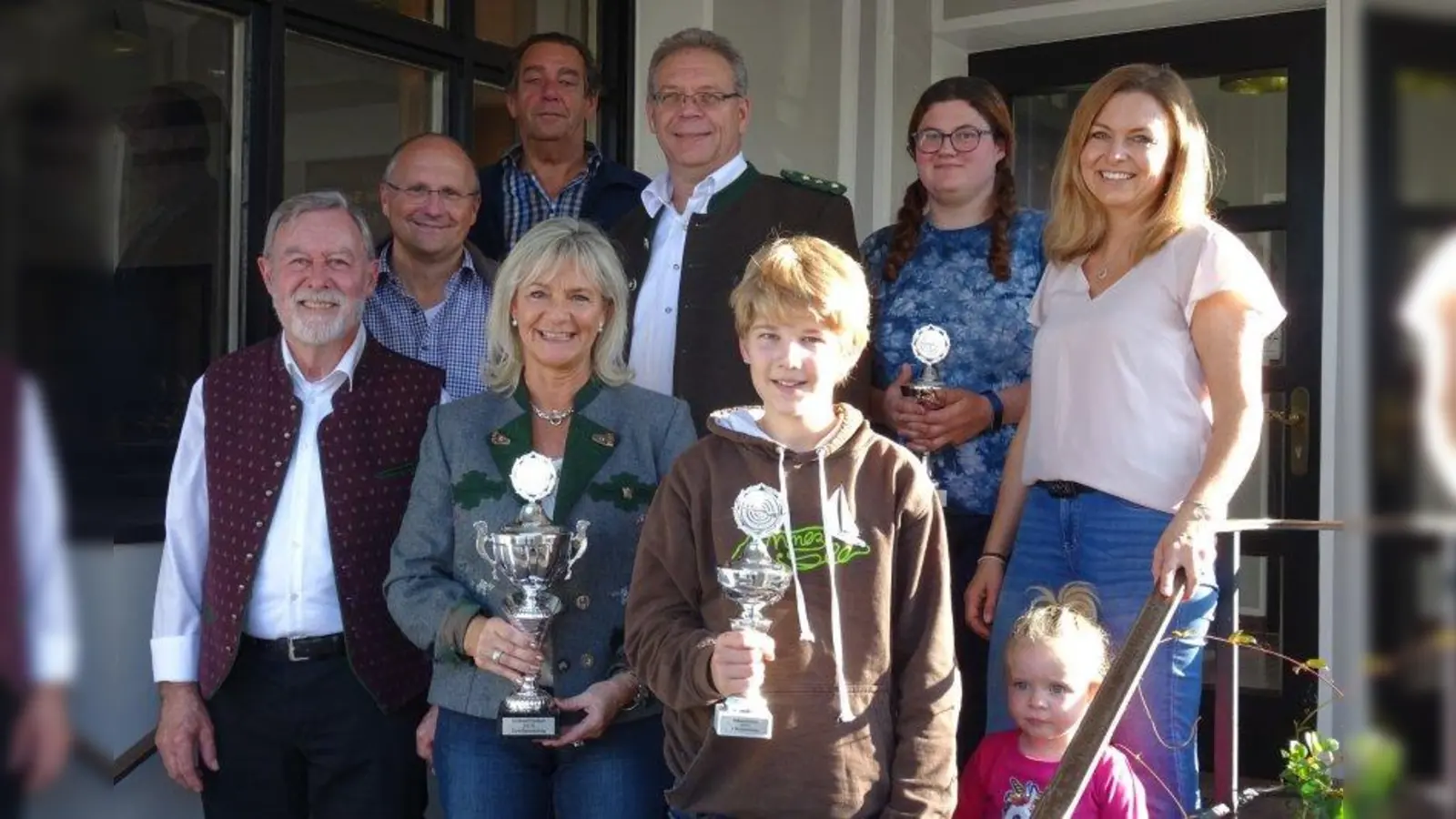 Peter Kößler, Ruth Merkhoffer, Lennart Coelen (Schülerklasse) (vorne von links), Christian Schiller, Reinhard Michler, Fritz Topitsch, Veronika Riech, Christine Burkuhl mit Tochter Lena (Erster Platz Blattlwertung) (hinten von links). (Foto: Wildschützen Herrsching)