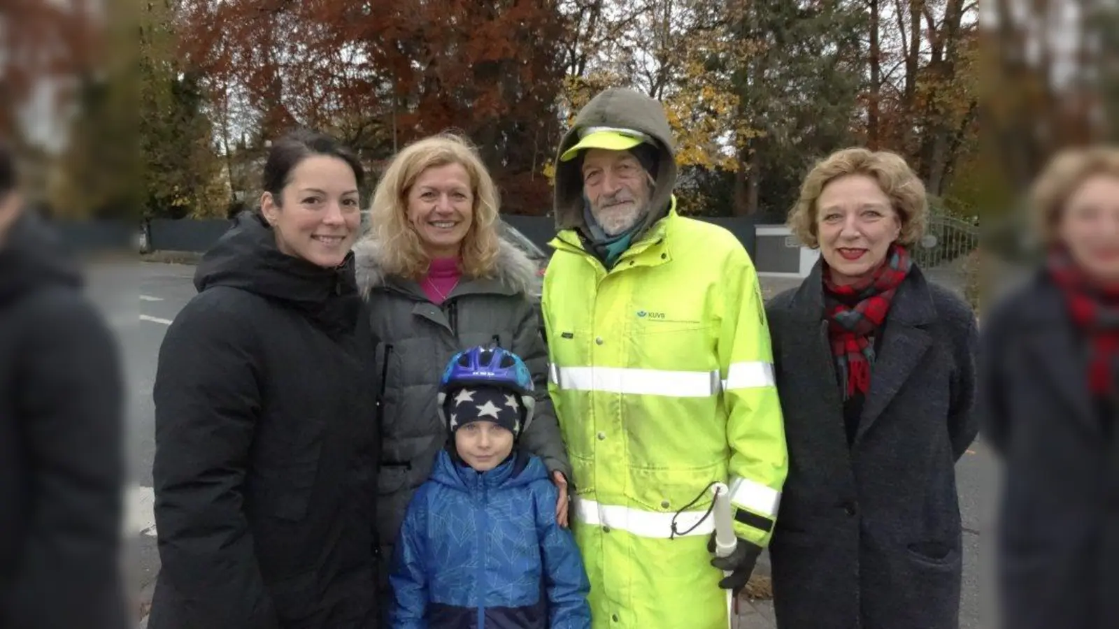 Silvia Mittenzwei, Tanja Vießmann-Schmell (beide vom Elternbeirat) mit Jona und Schulleiterin Karin Ackermann sind froh, dass sie Armin Bouda haben. (Foto: tab)