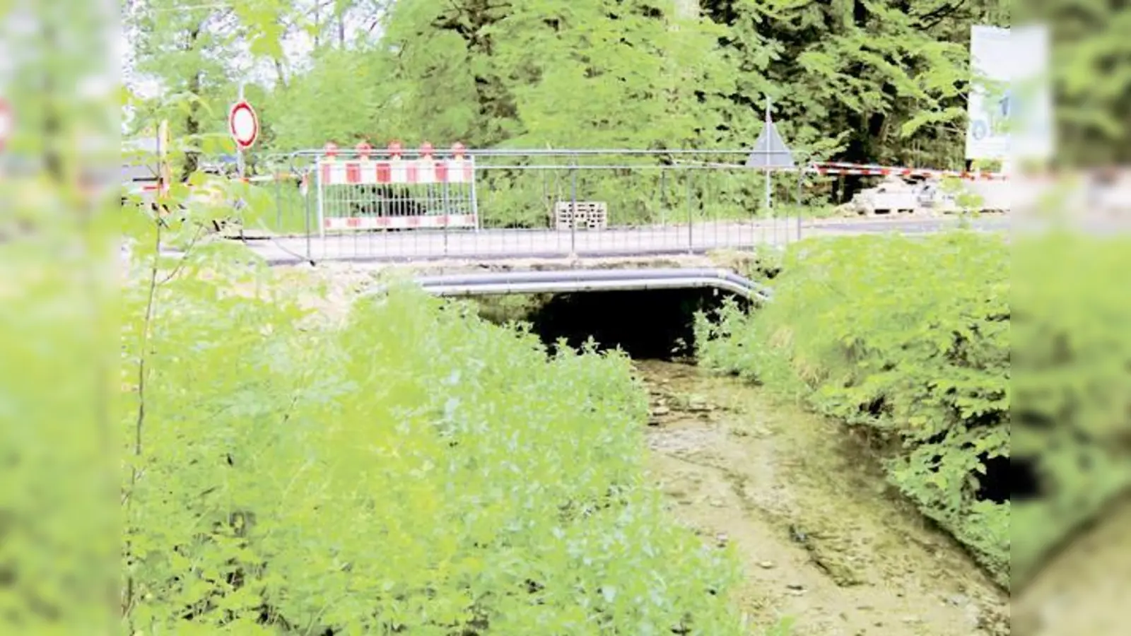 Ab sofort für alle Kfz gesperrt: Die Brücke über den Hachinger Bach an der Badstraße.   (Foto: aba)