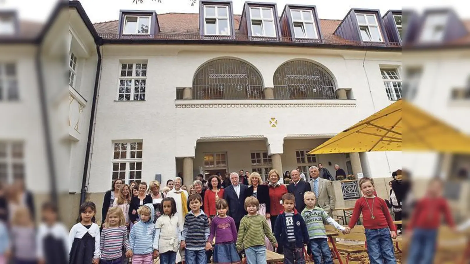 Vertreter aus Politik und dem Kindergarten feierten zusammen mit den Kindern die offizielle Eröffnung der »Kindervilla«.  (Foto: Rammelsberger)
