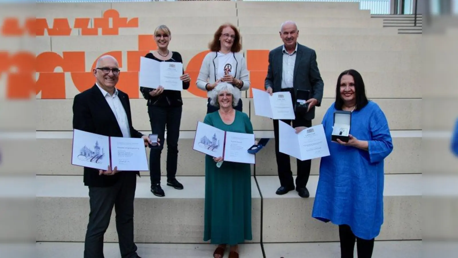 „München leuchtet”, Sachpreise und Urkunden für langjährige BA-Mitglieder (v.l.) Frieder Vogelsgesang, Constanze Söllner-Schaar, Maria Osterhuber-Völkl (hinten), Ingrid Standl (vorn), Romanus Scholz und Graciela de Cammerer. Nicht im Bild Christian Müller und Stefan Pilsinger. (Foto: us)