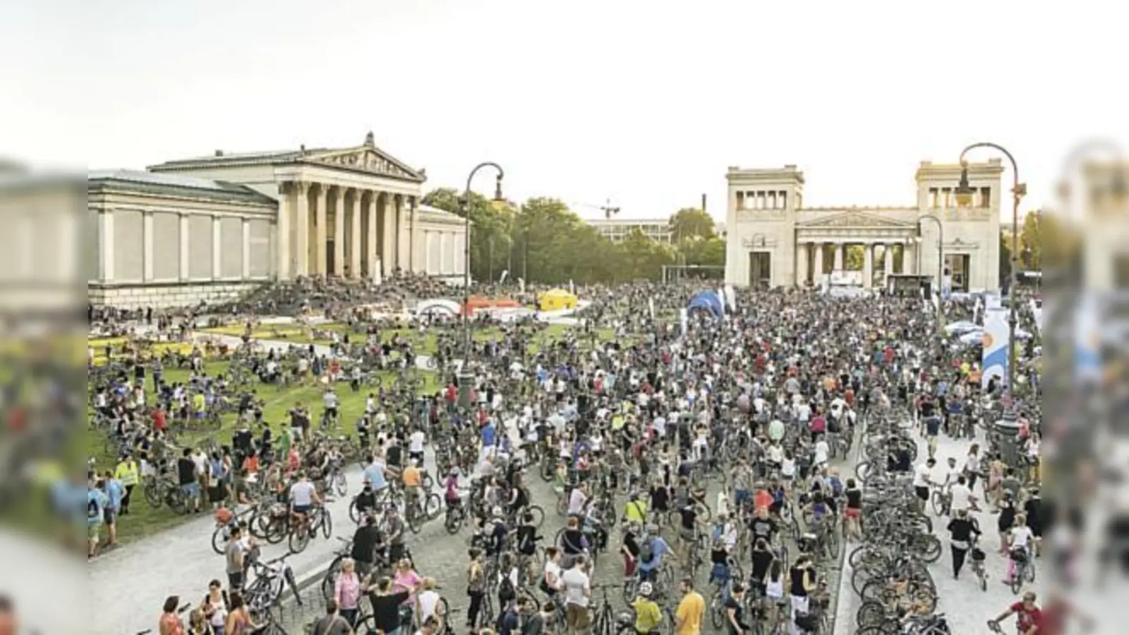 Der Königsplatz verschwindet unter den Rädern der etwa 16.000 Münchner, die bei der Radlnacht an den Start gingen. 	 (Foto: Andreas Schebesta)