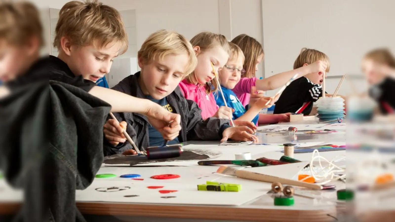Die Räumlichkeiten der Grundschule an der Margarethe-Danzi-Straße können für diverse Mal- und Bastelarbeiten mitgenutzt werden. (Foto: pi)