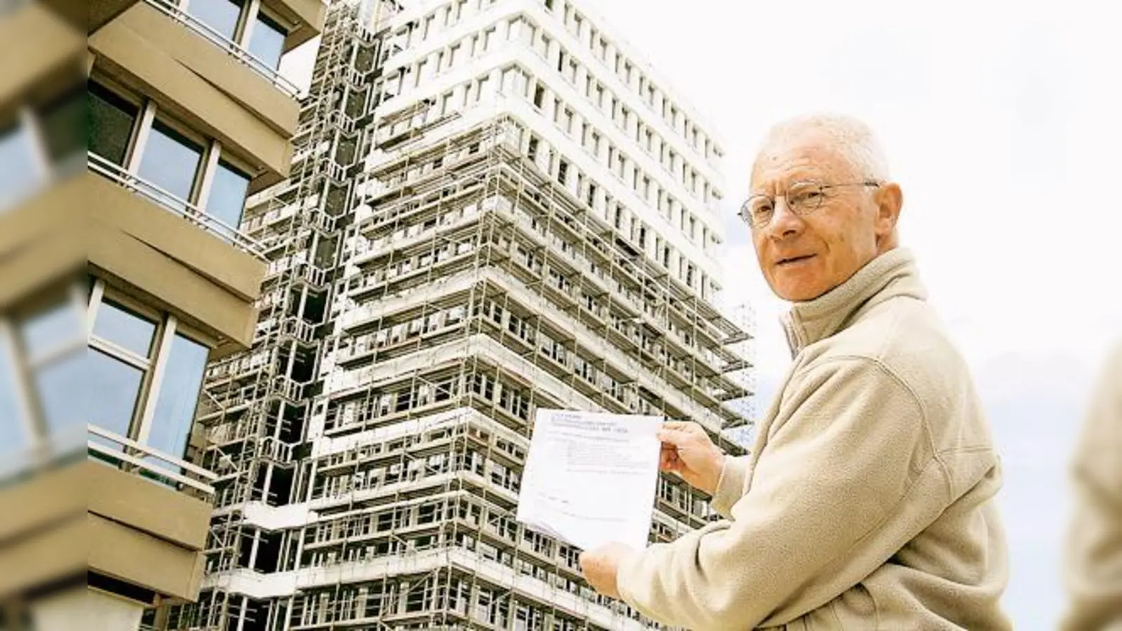 BA-Chef Horst Walter zeigt sich begeistert über den Baufortschritt im Agfa-Park, der bis 2015 rund 2.500 Menschen ein Zuhause bieten soll.	 (Foto: mst)