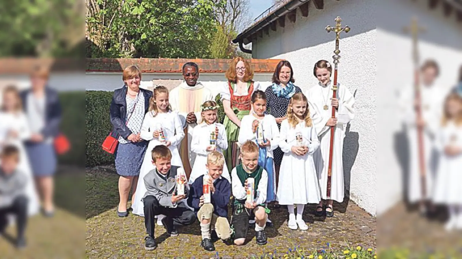 Von links nach rechts: Ulrike Schweiger, Pfarrer Dr. Olivier Ndjimbi-Tshiende, Petra Skowronek, Susanne Luther und Ministrantin Amelie Althaus mit den Kommunionskindern.	 (Foto: Wolfgang Mende)
