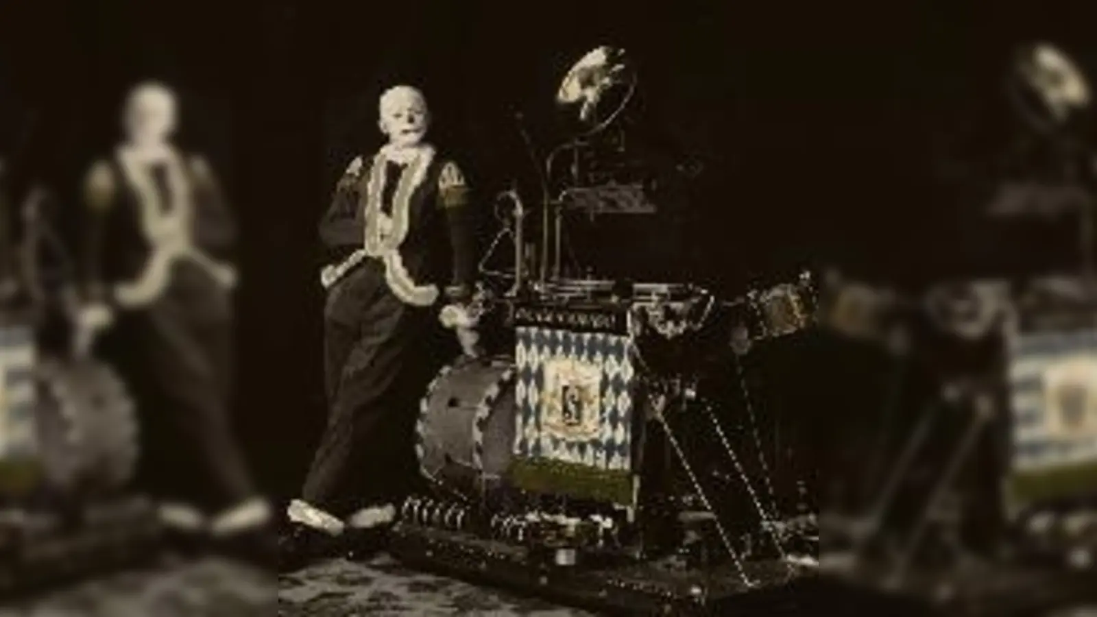 Multitalent Karl Valentin 1907 als Clown mit seinem Orchestrion.	 (Foto: Valentin-Karlstadt-Musäum)