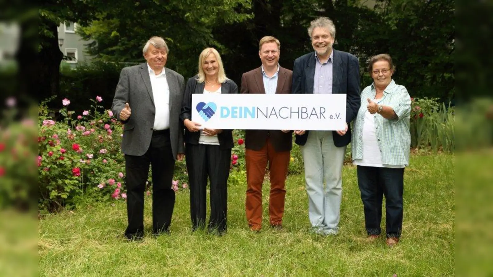 Der Verein „Dein Nachbar“ sprach jüngst im Bezirksausschuss Laim vor und traf hier auf Zustimmung. Im Bild (v.l.): Josef Mögele, Vorsitzender des Bezirksausschusses Laim, Karin Bajkusa, Thomas Oeben und Tobias Scheuch, die Begründer des Vereins, und Gustel Braun, Seniorenbeirätin Laim. (Foto: pi)