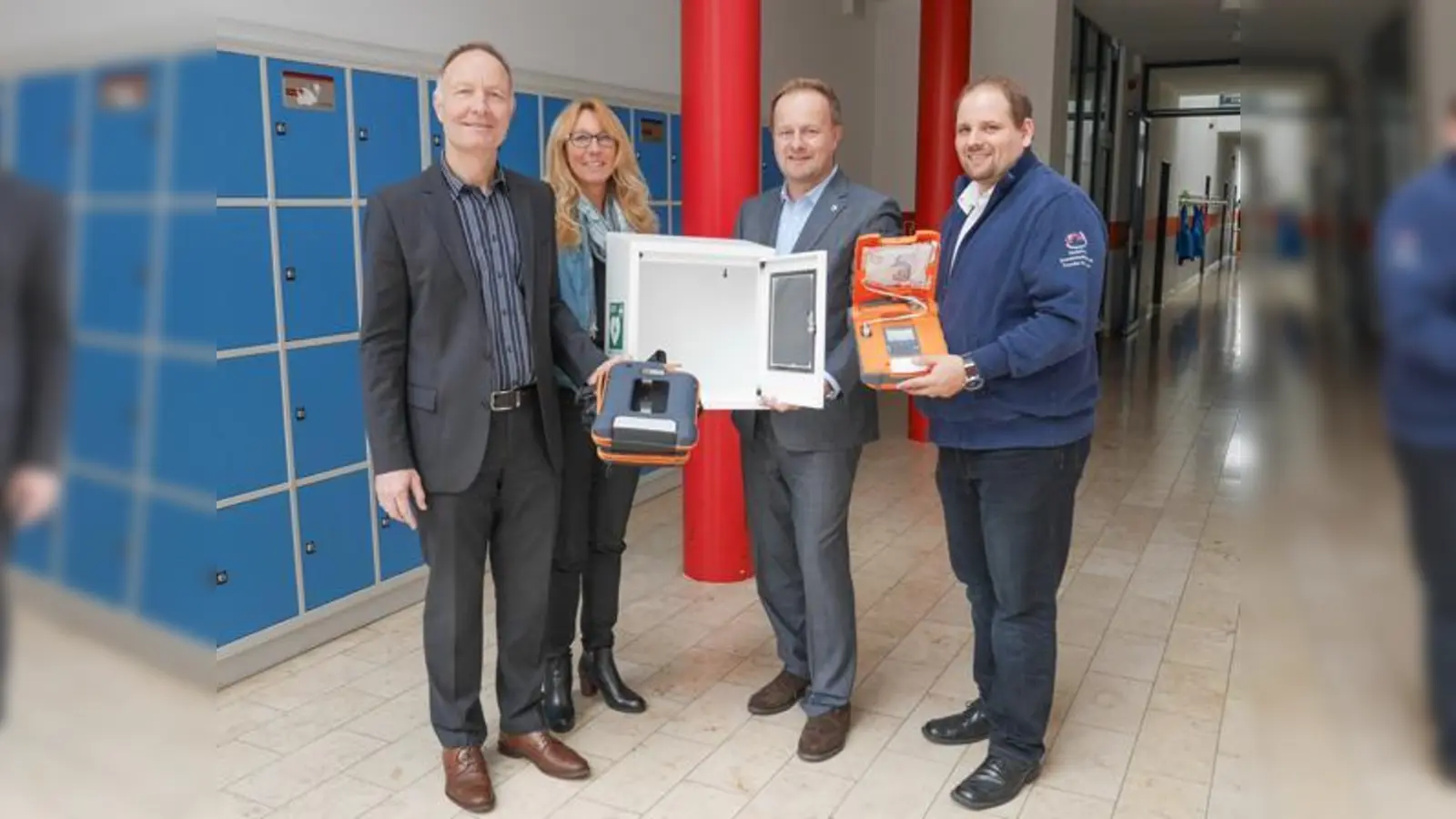 Landrat Robert Niedergesäß hat den Defibrilator von Andreas Foerster mit Schulleiter Paul Schötz und Brigitte Korber von der Geschäftsstelle Bildungsregion im Landratsamt in Empfang genommen.  (Foto: LRA)