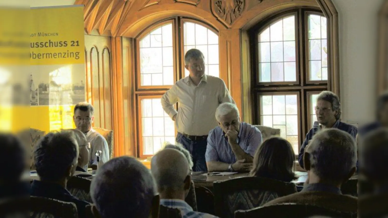 Im Kreuzfeuer der Kritik: Peter Geck vom KVR, Bernd Schmiedlau vom Planungsreferat und Helmut Barthe von der MVG (v.l.) auf der Sonderbürgerversammlung im Pasinger Rathaus. Dahinter BA-Vorsitzender und Moderator Christian Müller. (Foto: US)