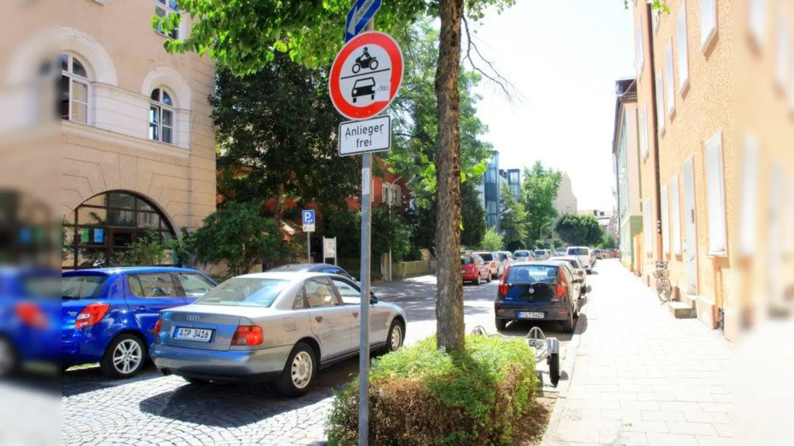 Anlieger frei – nur wer genau zählt dazu? Die Anwohner der Ebenböckstraße haben längst genug von dem nicht enden wollenden Schleichverkehr in ihrer klitzekleinen Einbahnstraße und beschwerten sich im Bezirksausschuss. (Foto: us)