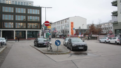 Die Tage der Verkehrsinsel mit ihrer Litfaßsäule sind gezählt. Sie wird beim Umbau der Kreuzung Flößergasse / Steinerstraße / Tölzer Straße aufgegeben. (Foto: job)