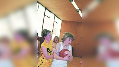 ‚Frosch‘ Linus Weber (rechts) lässt sich den Ball von dem Germeringer Lukas Bierling auch nicht mit Foul entreißen … Dabei hat Lukas einen Vater, der 1972 mit dem DJK Sportbund München Deutscher Meister der U 14 wurde …. (Foto: © Helmut Handwerker)