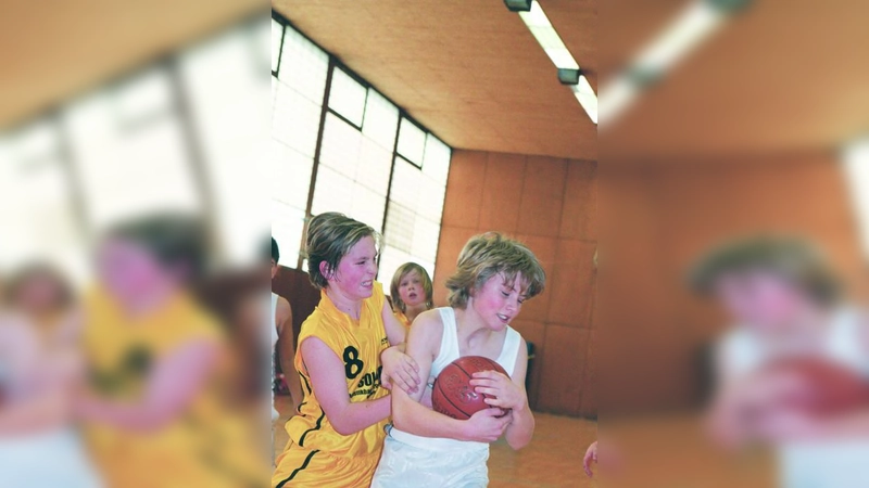 ‚Frosch‘ Linus Weber (rechts) lässt sich den Ball von dem Germeringer Lukas Bierling auch nicht mit Foul entreißen … Dabei hat Lukas einen Vater, der 1972 mit dem DJK Sportbund München Deutscher Meister der U 14 wurde …. (Foto: © Helmut Handwerker)