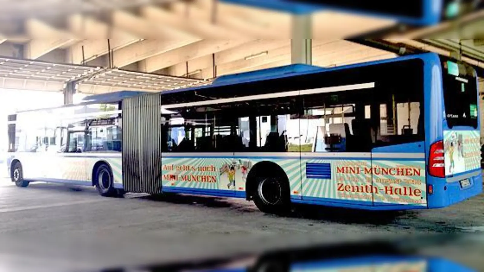 In der ganzen Stadt unterwegs: der Mini-München-Bus mit Infos zur Spielstadt. 	 (Foto: VA)