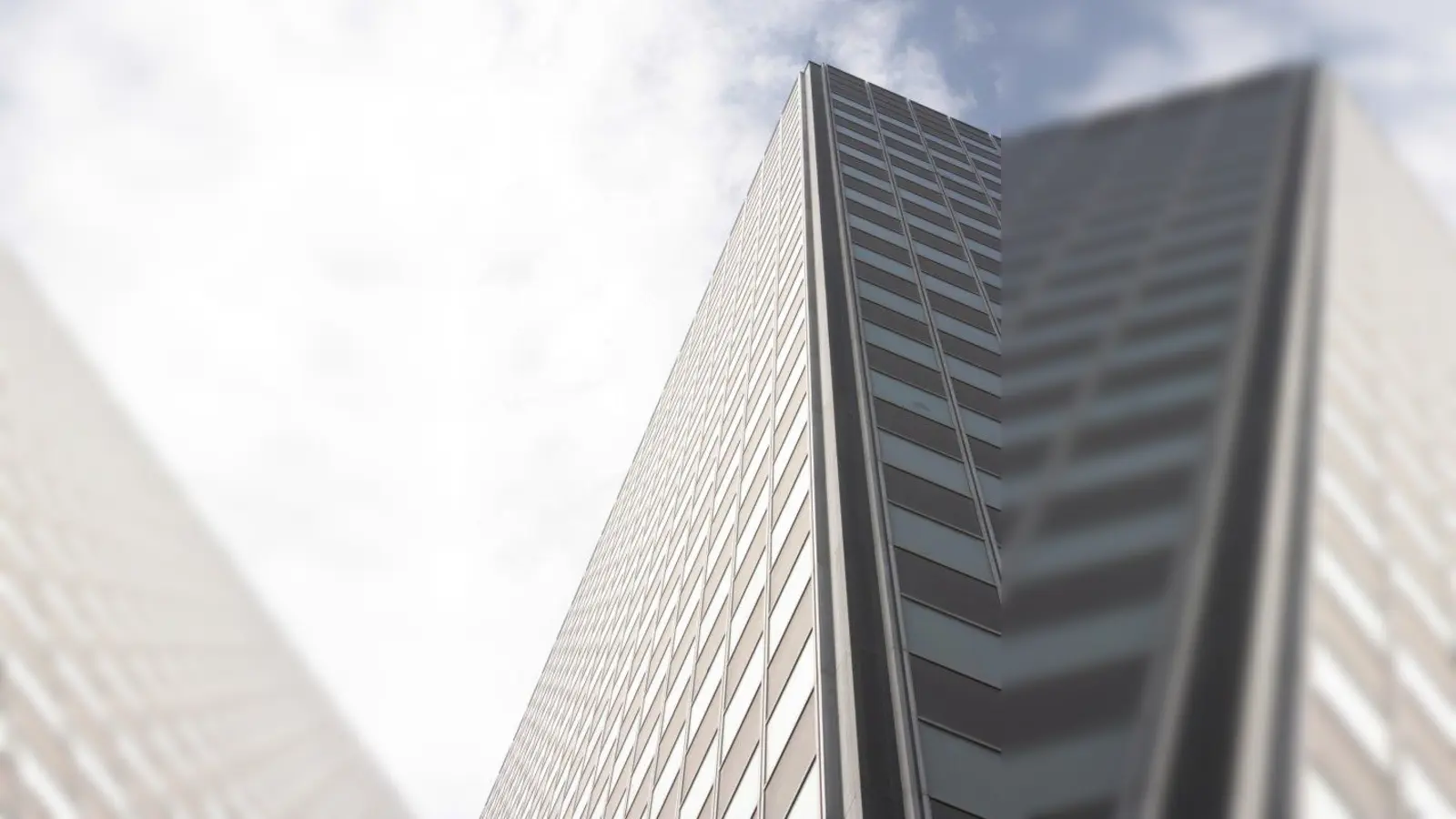 Das frühere Siemens-Hochhaus: Mit zwei Anbauten sollen hier künftig wieder Büroflächen entstehen. (Foto: job)