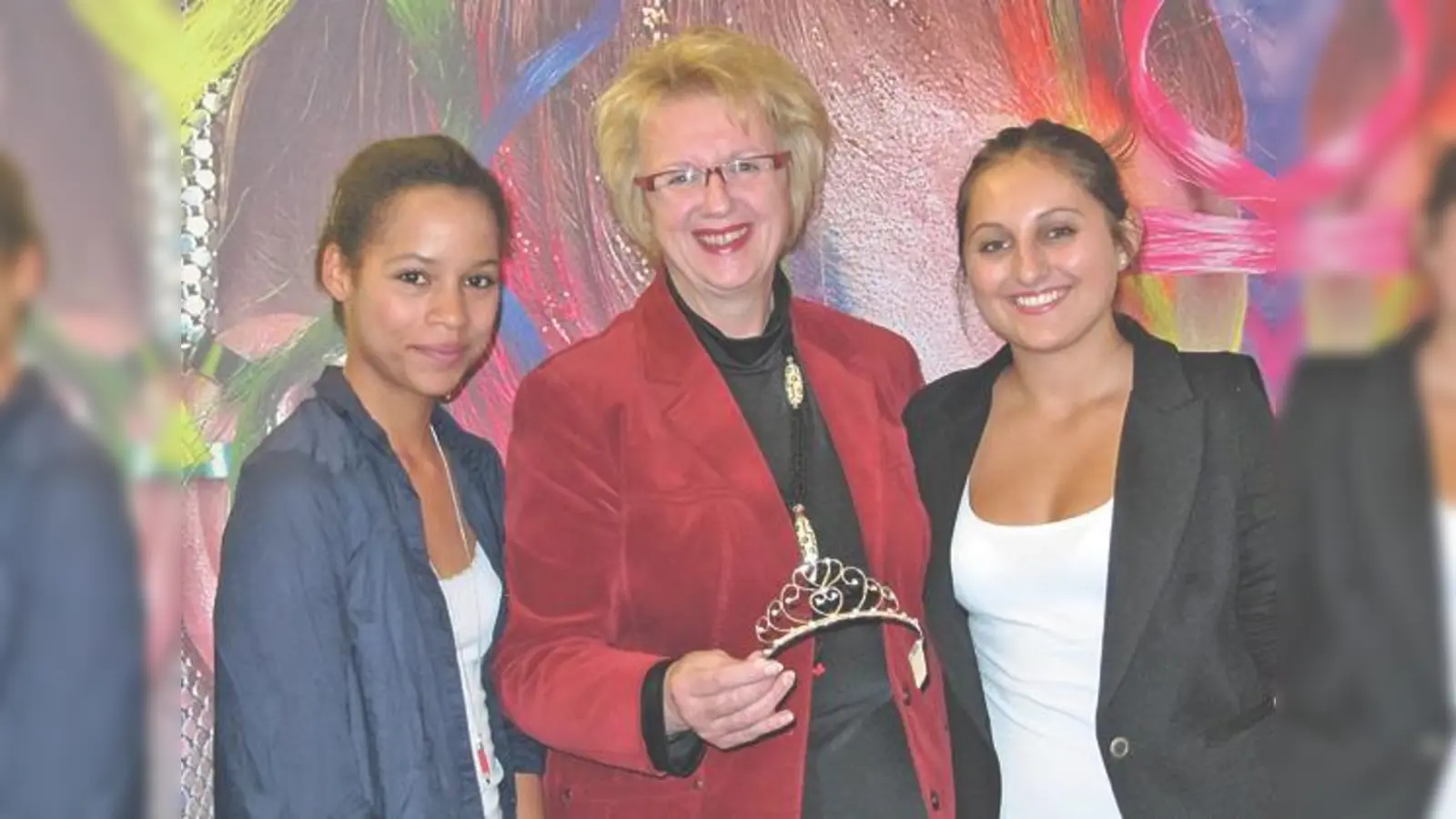 Alisha (l.) und Sophie (r.) freuen sich auf den Debütantenball, den Elisabeth Deindörfer in diesem Jahr wieder organisiert. 	 (Foto: Woschée)