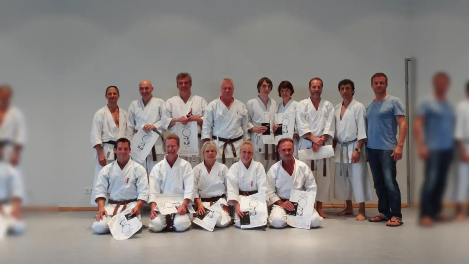 Nach bestandener Prüfung: die Schützlinge von Trainer Klaus Hirsch (ganz rechts im<br>Bild, neben ihm Bundestrainer Eftimios Karamitsos, ganz links im Bild:<br>Bundesjugendtrainer Sigi Hartl) (Foto: Seiko Karate Solln e.V.)