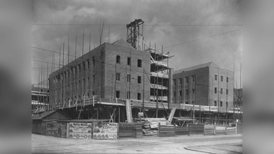 Das Ledigenheim im Westend - hier während der Bauarbeiten 1926. Lange befand sich im Erdgeschoss auch ein Lokal, das in den 1960er Jahren u.a. von Karl-Heinz Wildmoser - Münchner Großgastronom und Präsident des TSV 1860 München - geführt wurde. (Foto: Stadtarchiv München DE-1992-FS-HB-XV-006)