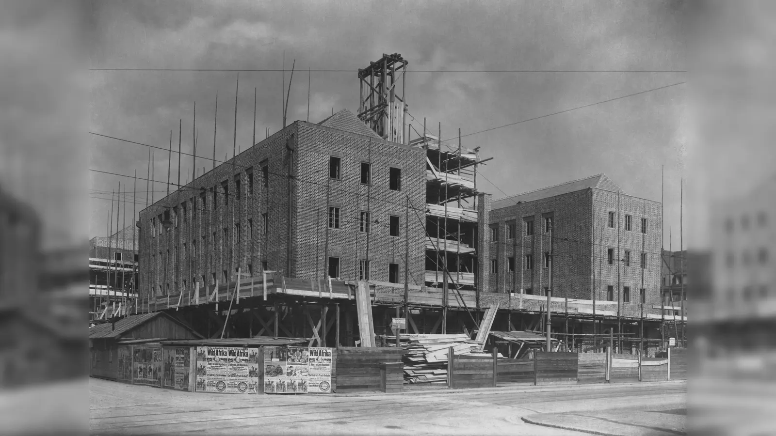 Das Ledigenheim im Westend - hier während der Bauarbeiten 1926. Lange befand sich im Erdgeschoss auch ein Lokal, das in den 1960er Jahren u.a. von Karl-Heinz Wildmoser - Münchner Großgastronom und Präsident des TSV 1860 München - geführt wurde. (Foto: Stadtarchiv München DE-1992-FS-HB-XV-006)