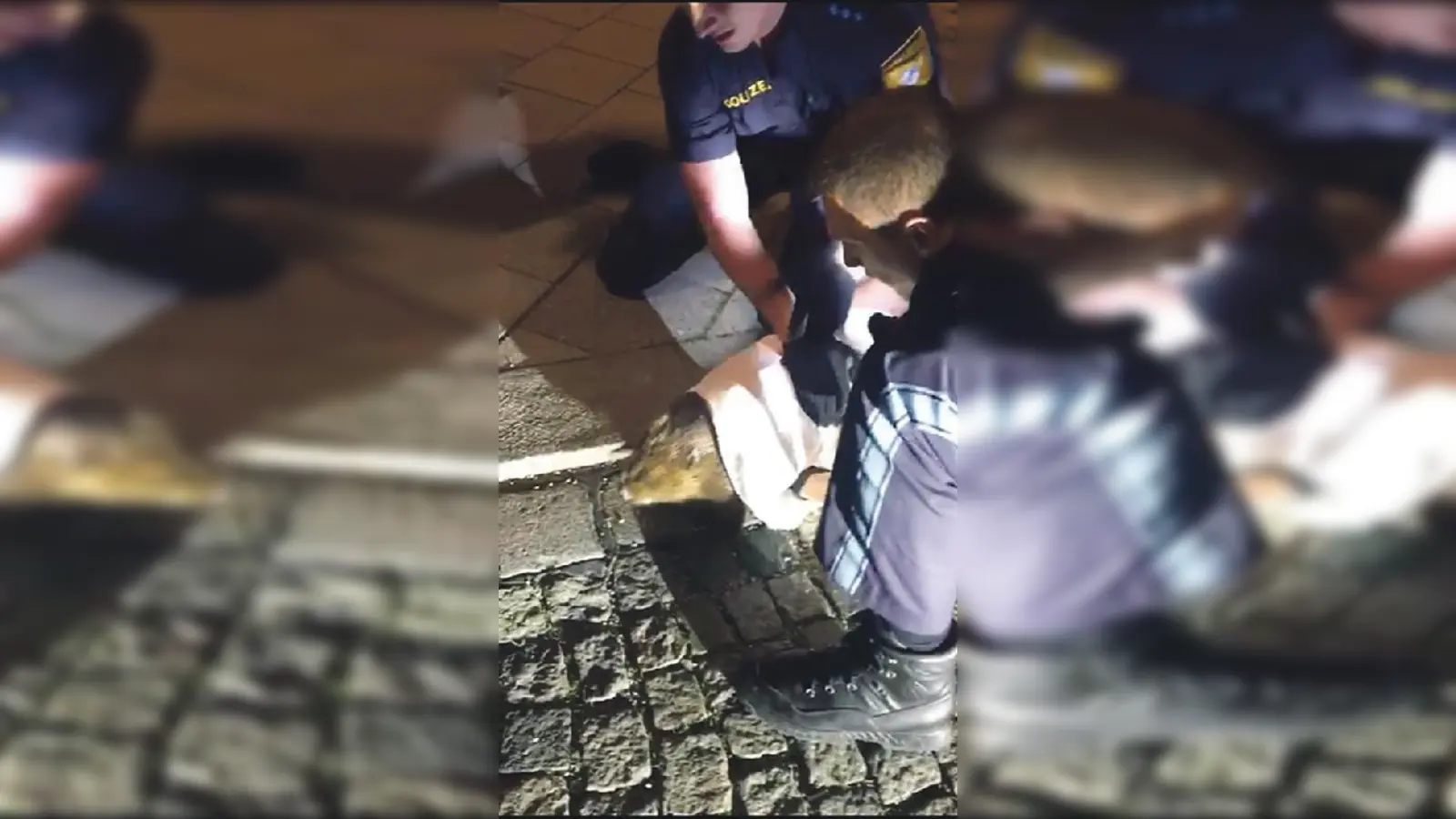 Mit vereinten Kräften und mithilfe einer Schutzweste als Hülle konnten Polizisten den Biber einfagen.	 (Foto: Polizei)