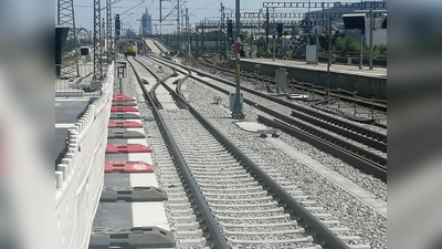 Gleis 2 (links) am neuen Bahnsteig (noch weiter links) des Laimer Bahnhofes geht am 25. August in Betrieb. Danach wird der alte Bahnsteig (rechts) abgerissen und durch einen Neubau ersetzt. (Foto: job)