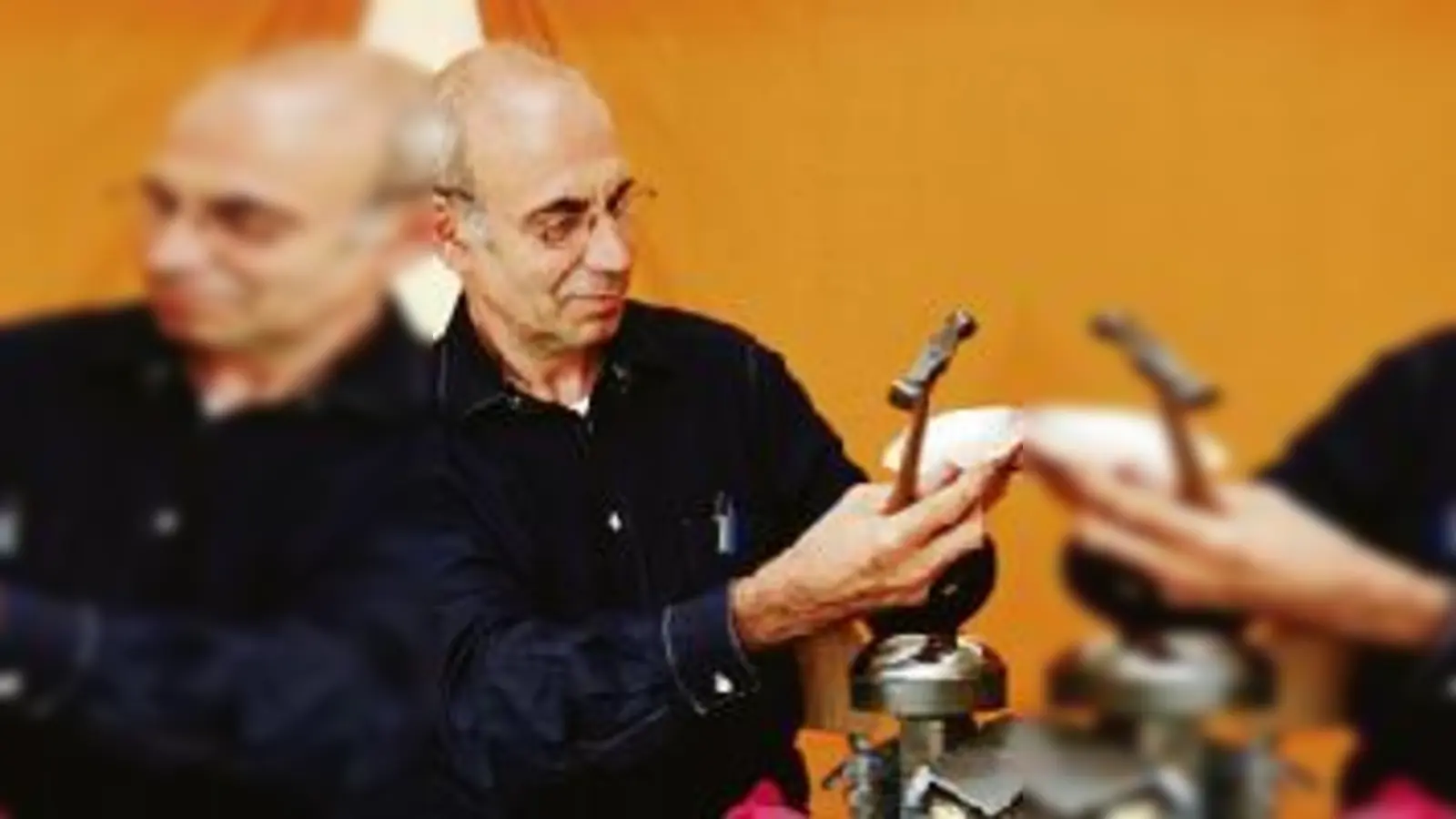 Beim Über-die-Schulter-Schauen lernten die Besucher Interessantes von den Handwerkern.	  (Foto: Photo Lehrer)