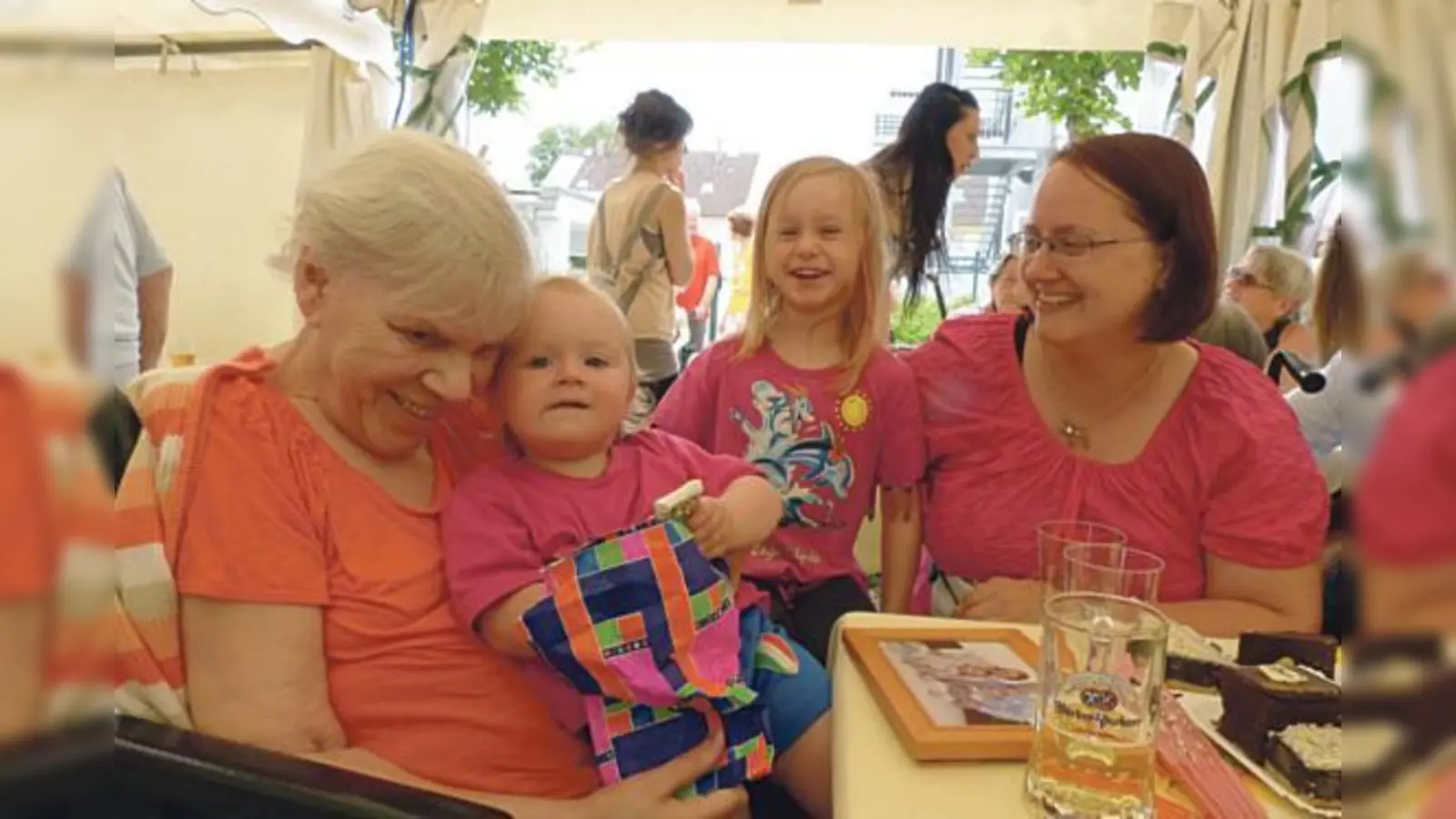 Mit Uroma (l.), Urenkelinnen und Enkelin (r.) 	kamen verschiedene Generationen zusammen.           (Foto: VA)