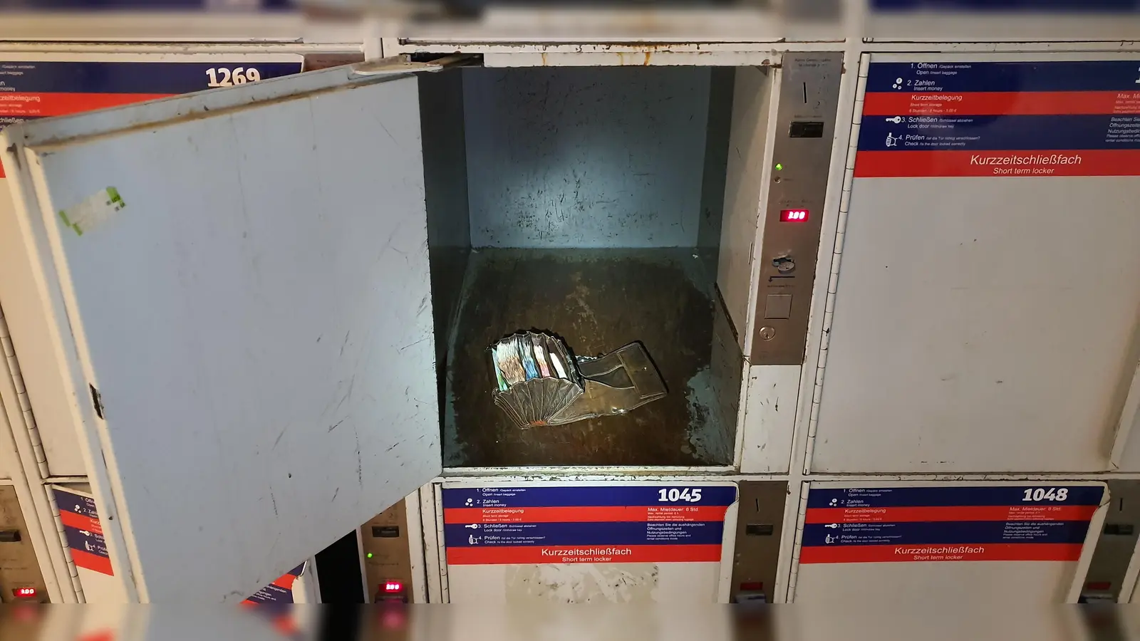 Eine Grazerin meldete der Bundespolizei einen Fund eines prall gefüllten Geldbeutels. Eine überglückliche Wiesn-Bedienung nahm den Geldbeutel wieder in Empfang.  (Foto: bpoli)