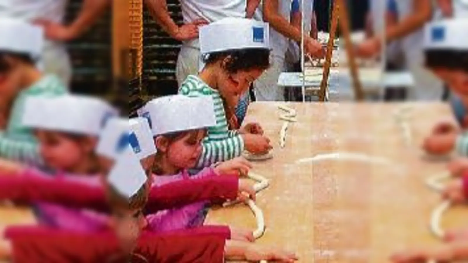 Fleißig bei der Sache  die Kindergartenkinder stellten ihre eigenen Brezen her.	  (Foto: VA)