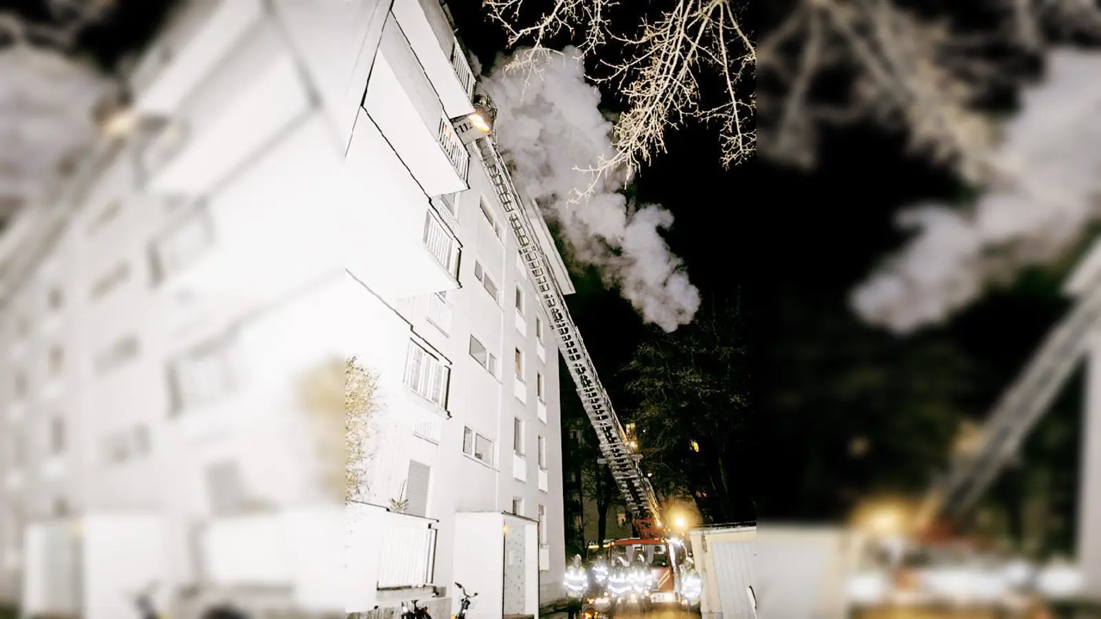 Dicke Rauchschwaden drangen aus der Wohnung im vierten Stock.	 (Foto: Feuerwehr)