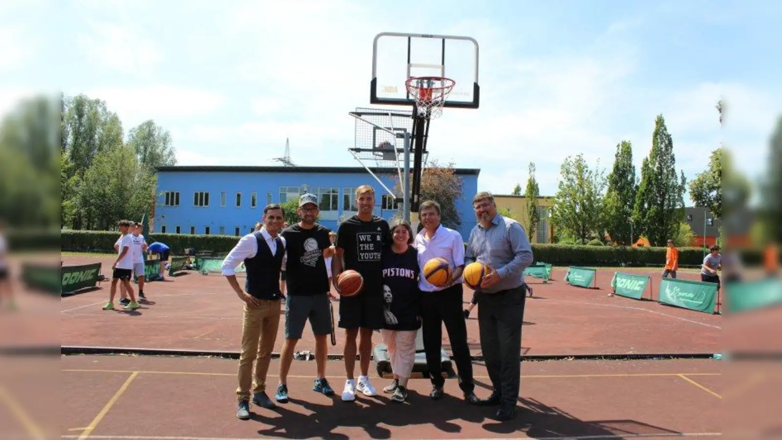 Schülern Spaß an der Bewegung zu vermitteln ist die Intention der „Karlsfeld Streetball Challenge”: v.l. Hakan Oezcan, Rektor der Karlsfelder Mittelschule, Christian Steinberger, Lehrer und Organisator der Veranstaltung, Steffen Hamann, ehemaliger Bundesligaspieler FC Bayern Basketball, Doris Radons, Konrektorin der Mittelschule Karlsfed, Stefan Kolbe, Bürgermeister Karlsfeld, und Landrat Stefan Löw. (Foto: sb)