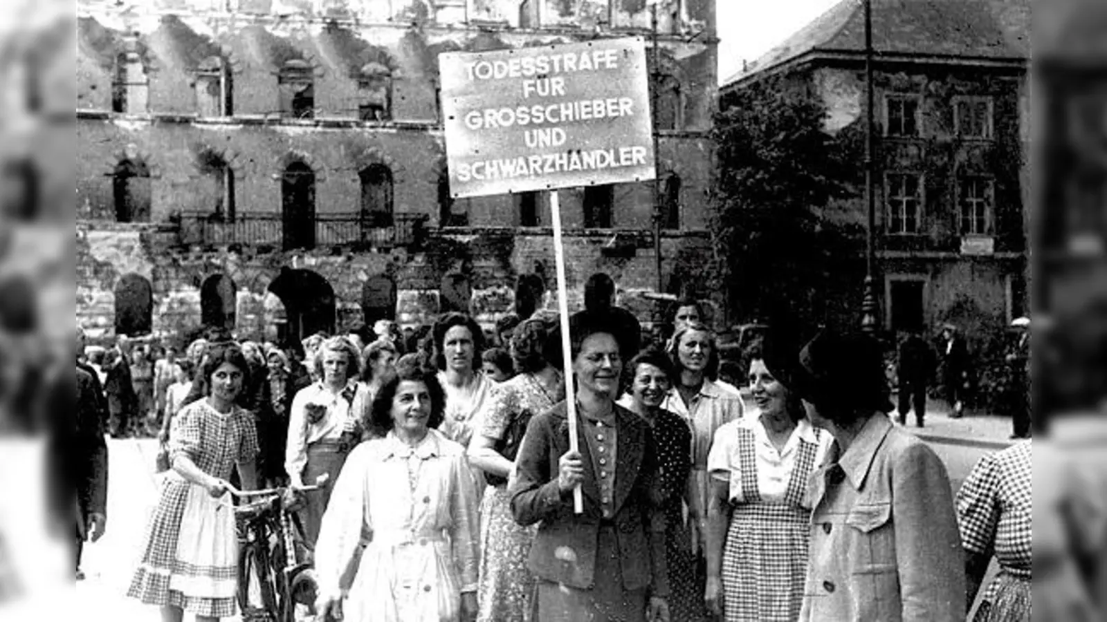 Ganz unter dem Eindruck der Mangelwirtschaft in den Nachkriegsjahren: Protestmarsch von Münchner Hausfrauen in der Brienner Straße, 1948.  	 (Foto: Wilhelm Nortz; Stadtarchiv München, NK-Stl-0041)